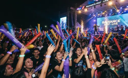 Balon Tepuk Kapuas Hulu meramaikan suasana penonton pada konser malam