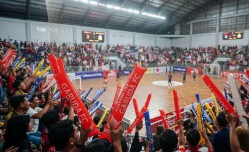 Balon Tepuk Kapuas Hulu menambah semangat suporter dalam turnamen futsal.