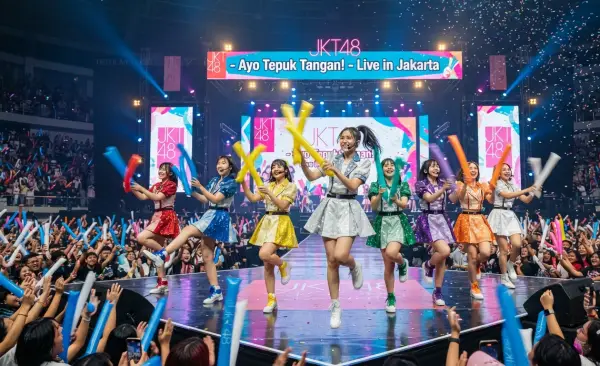 Balon Tepuk Bangka digunakan sebagai alat properti penampilan dance.