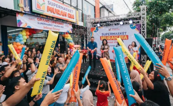 Balon Tepuk Bangka ikut serta memerihkan acara peresmian toko supermarket.
