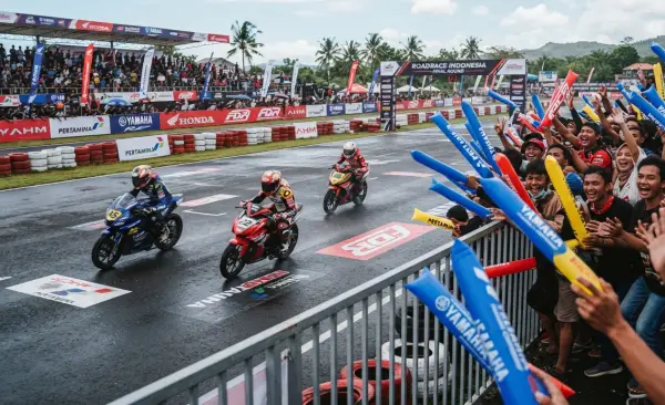 Balon Tepuk Batanghari meramaikan event balap motor roadrace.