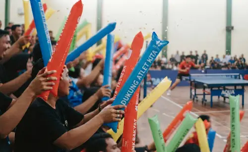 Balon Tepuk Belitung sebagai media dukungan pada pemain lomba ping pong.