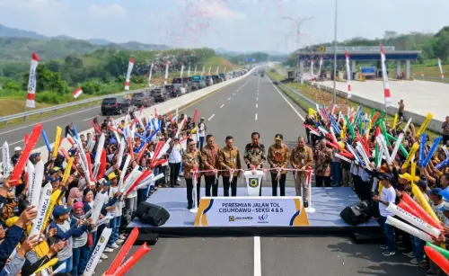 Balon Tepuk Belitung digunakan pada saat peresmian jalan tol.