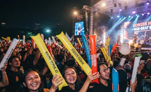 Balon Tepuk Bener Meriah menjadi pelengkap suasana pada event konser musik.