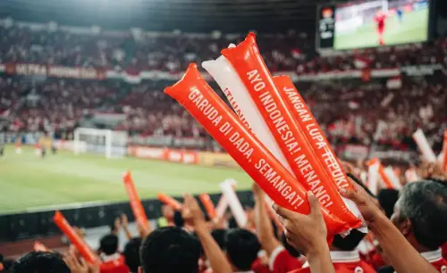Balon Tepuk Bener Meriah sebagai media pendukung kepada pemain pertandingan sepak bola.