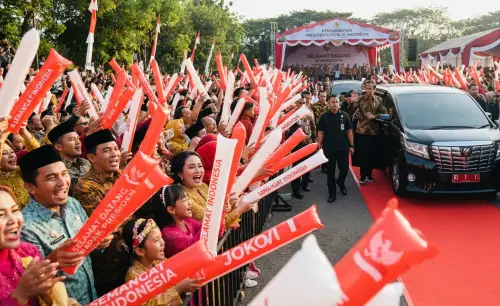 Balon Tepuk Bengkayang dipakai untuk menyambut kedatangan tamu kehormatan.