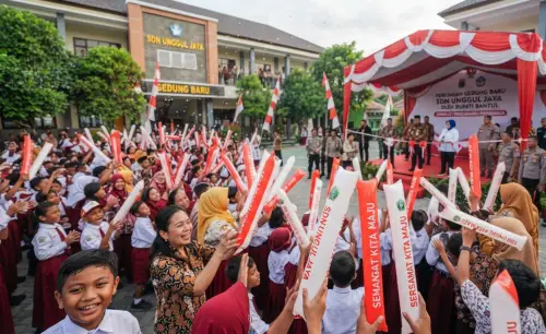 Balon Tepuk Bengkayang menyemarakkan acara peresmian sekolahan.