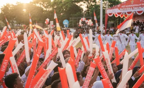 Balon Tepuk Bengkayang menambah suasana menjadi lebih meriah pada acara paskibra
