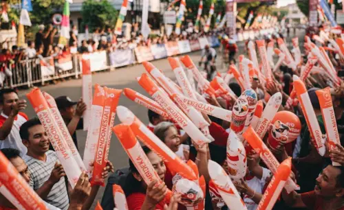 Balon Tepuk Bengkayang sebagai media pendukung pada peserta balap sepeda.