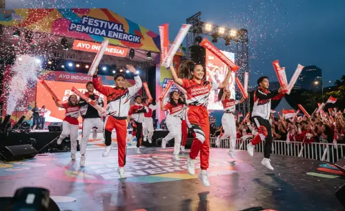 Balon Tepuk Bengkayang digunakan sebagai alat properti pada pertunjukan dance.