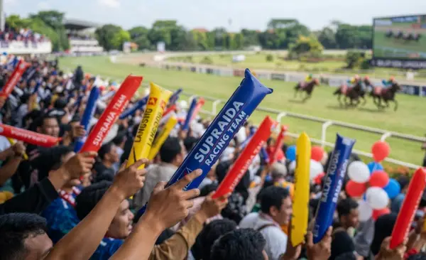 Balon Tepuk Bintan digunakan untuk memberikan semangat pada peserta balap kuda.