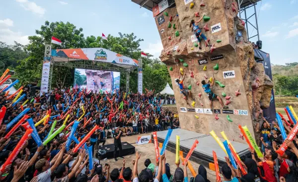 Balon Tepuk Bintan sebagai media dukungan pada peserta lomba panjat tebing.