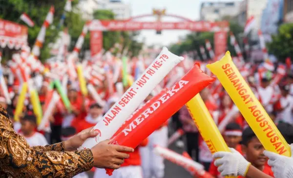 Balon Tepuk Bireuen memberi semangat pada peserta jalan sehat.