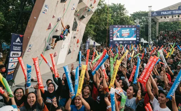 Balon Tepuk Cianjur sebagai media dukungan para pemain event lomba panjat tebing.