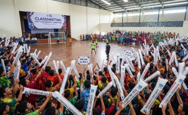 Balon Tepuk Cilegon menambah semangat peserta acara classmet.