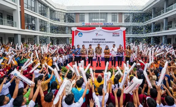 Balon Tepuk Cilegon membuat acara peresmian sekolah lebih ramai.
