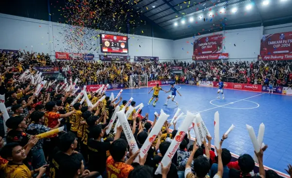 Balon Tepuk Cilegon sebagai media dukungan pada pemain pertandingan futsal.