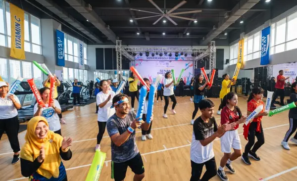 Balon Tepuk Dumai menambah semangat peserta pada kegiatan senam.