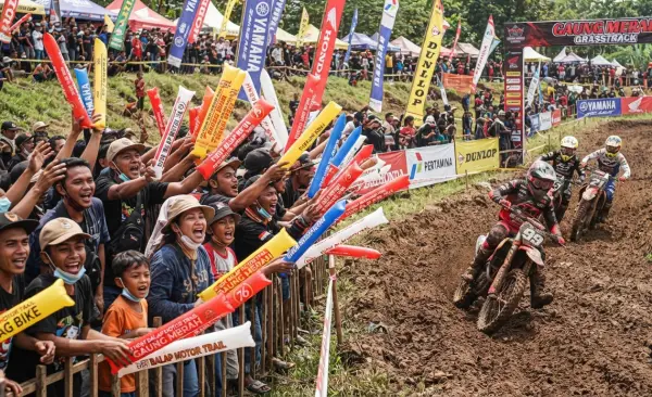 Balon Tepuk Garut menambah semangat peserta event balap motor trail.
