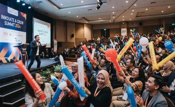 Balon Tepuk Garut ikut serta memeriahkan acara seminar.