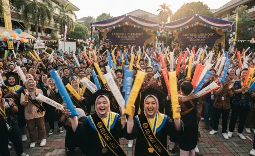 Balon Tepuk Gayo Lues digunakan pada saat acara perpisahan kuliah.