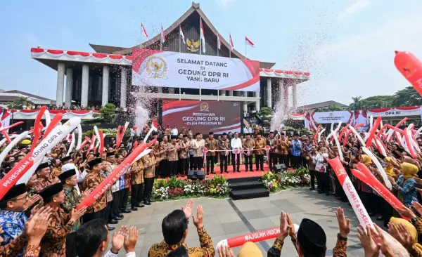 Balon Tepuk Indramayu menjadi alat pelengkap acara peresmian gedung dpr.