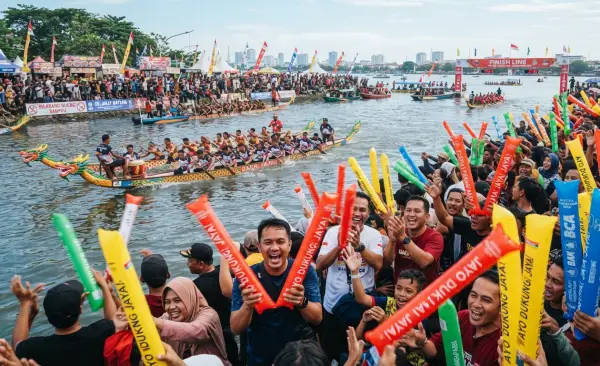 Balon Tepuk Indramayu menambah semangat peserta event balap perahu naga.