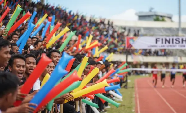 Balon Tepuk Indramayu sebagai media dukungan untuk peserta lomba lari sprint.