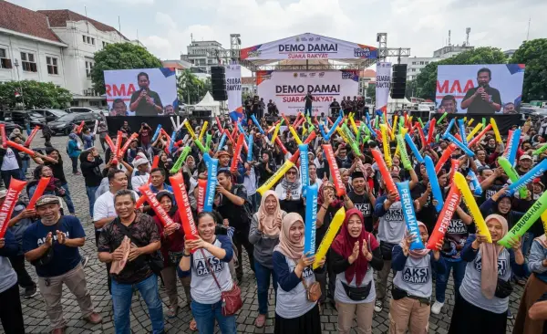 Balon Tepuk Karimun menambah suasana pada acara demo menjadi lebih ramai dan semarak.