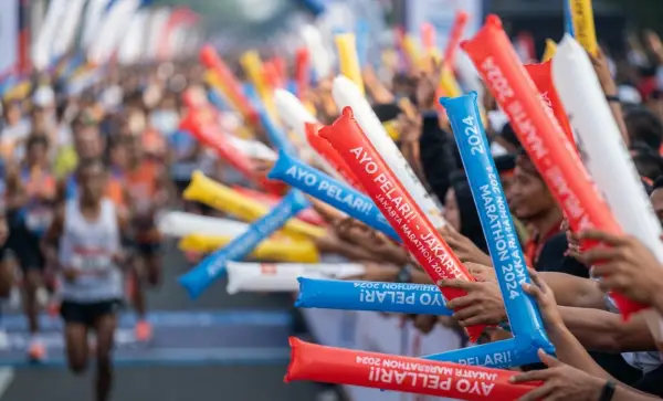 Balon Tepuk Kaur sebagai media dukungan para peserta event lomba lari marathon.