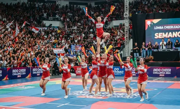 Balon Tepuk Kaur digunakan untuk alat properti penampilan pada acara lomba cheerleader.