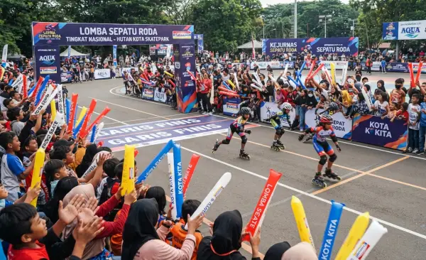 Balon Tepuk Kepahiang digunakan sebagai media dukungan kepada peserta lomba sepatu roda.