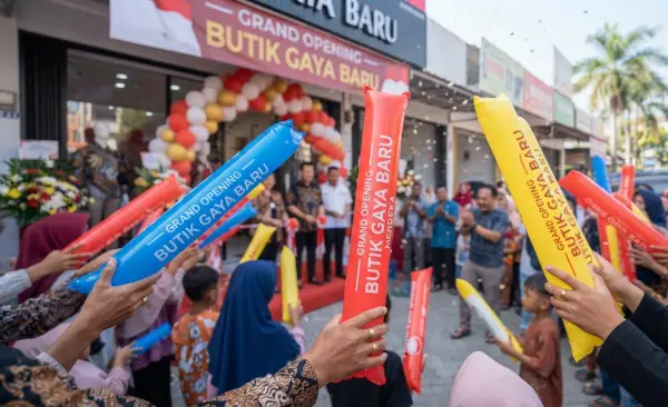 Balon Tepuk Kepahiang meriahkan acara pembukaan toko baju.