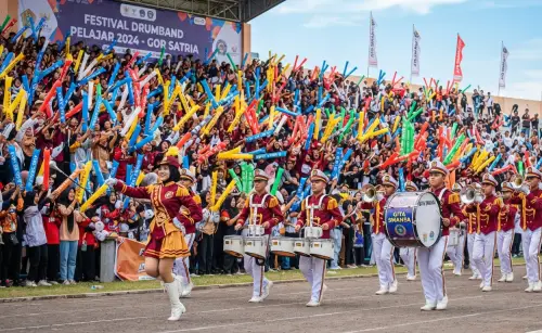 Balon Tepuk Kepulauan Anambas menjadikan acara drumband lebih ramai dan semarak.