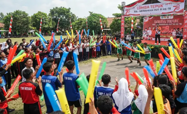 Balon Tepuk Kerinci digunakan sebagai alat properti lomba sekolahan.