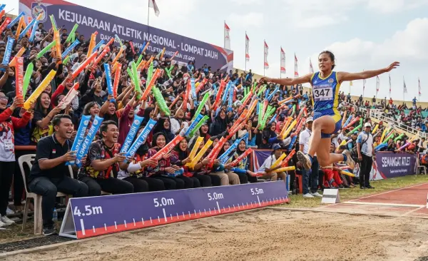 Balon Tepuk Kerinci sebagai media dukungan pada peserta lomba lompat jauh.