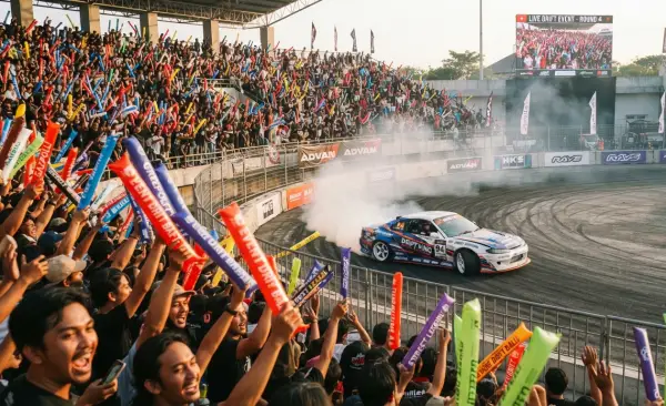 Balon Tepuk Kerinci memeriahkan suasana pada event drift mobil.