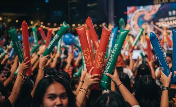 Balon Tepuk Kulon Progo membuat acara penampilan seni tari menjadi lebih semarak.