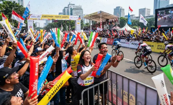 Balon Tepuk Kulon Progo menambah semangat peserta event balap sepeda.