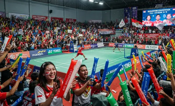 Balon Tepuk Kulon Progo sebagai media dukungan pada pemain badminton.