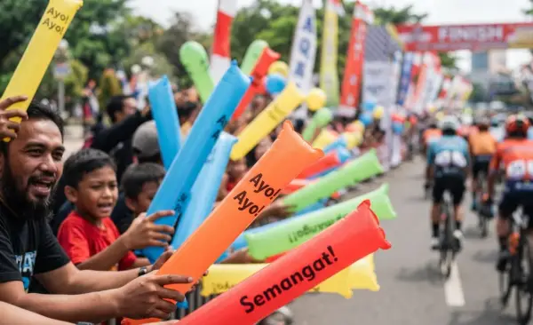Balon Tepuk Kuningan sebagai media dukungan pada peserta event balap sepeda.