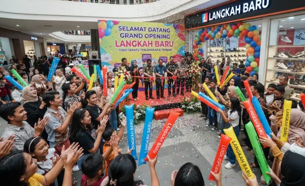 Balon Tepuk Langsa menyemarakn suasana pada acara peresmian toko sepatu.