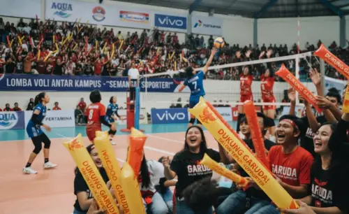 Balon Tepuk Lebong memberikan semangat penonton saat pertandingan bola volly.