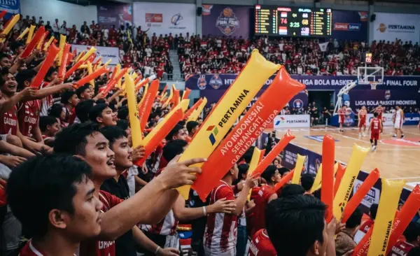 Balon Tepuk Lhokseumawe sebagai media dukungan peserta lomba bola basket.