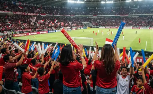 Balon Tepuk Lingga memberikan semangat penonton pada pertandingan sepak bola.