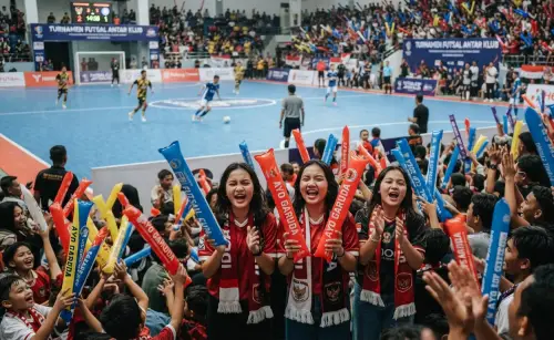 Balon Tepuk Lingga sebagai media dukungan pada peserta lomba turanmen futsal.