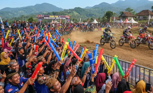 Balon Tepuk Majalengka menambah semangat peserta event balap motor trail.