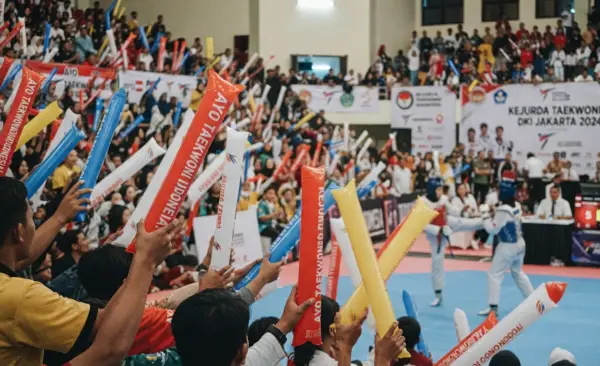 Balon Tepuk Merangin sebagai media dukungan pada peserta lomba takewondo.