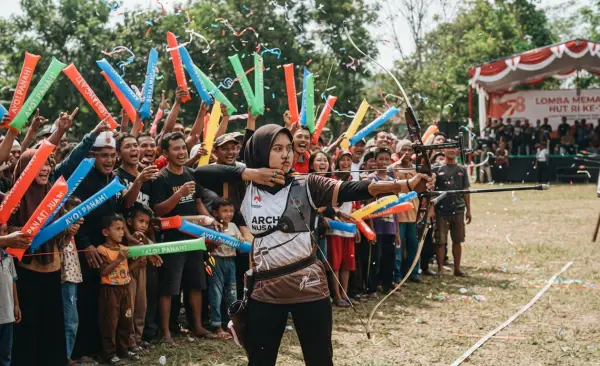 Balon Tepuk Mesuji sebagai media dukungan oleh peserta pemanah.