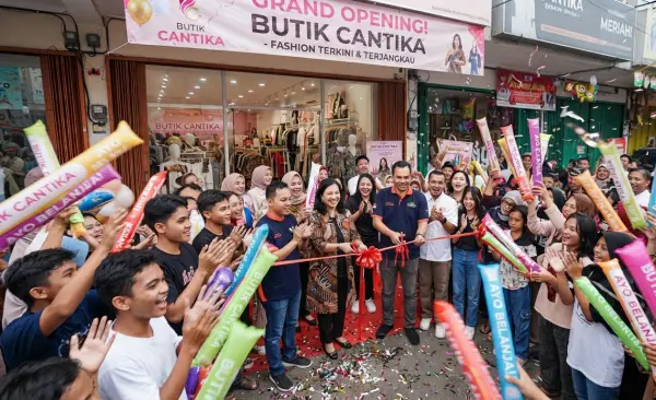 Balon Tepuk Mesuji digunakan pada saat peresmian toko baju.